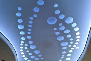 Многоуровневый потолок голубой